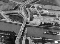 843329 Luchtfoto van de aanleg van de brug voor de sneltramlijn Utrecht-Nieuwegein-IJsselstein over het ...